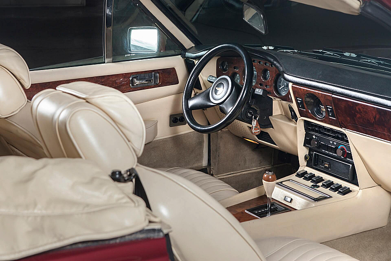 Aston Martin V8 Volante