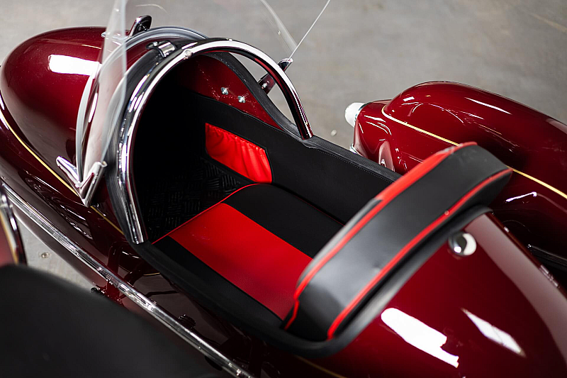 Jawa 360 cu atas Velorex 560