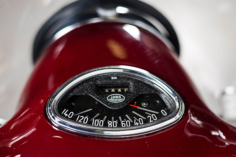 Jawa 360 cu atas Velorex 560